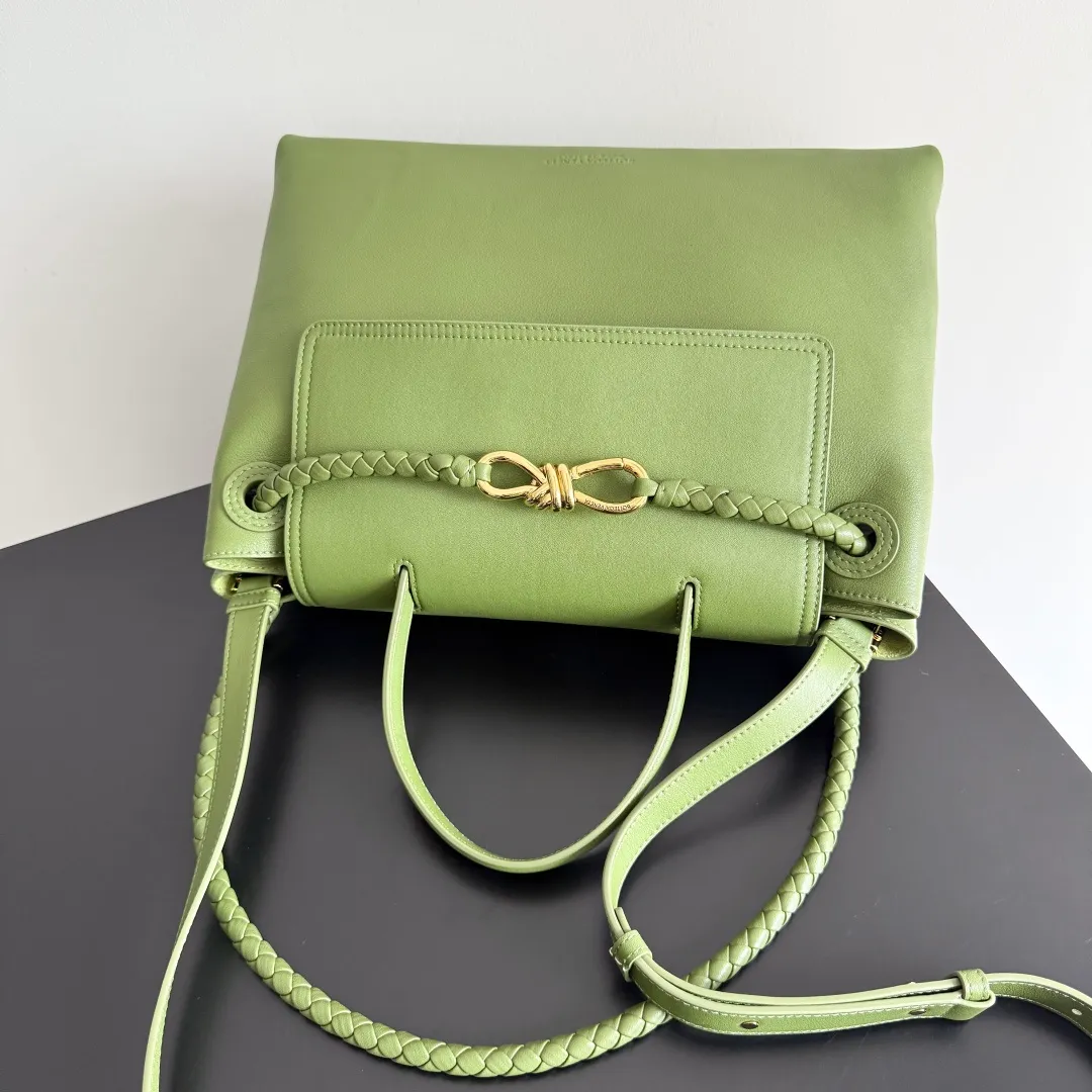 Batch 2360 BottegaVeneta Latest Ciao Ciao Bag Silky cowhide two-way flap handbag with signature twist detail, hidden hook closure, flap can be fastened to the front or attached to the INTRECCIATO woven interior pocket, comes with an adjustable and detachable crossbody strap, interior compartment, and also features a zippered pocket. The surprise flap has various shapes. Style 1 - Cover the bag surface and expose the knot decoration. Style 2 - Place the flap inside the bag. A buckle is also designed. Style 3 - The U-shaped position of the top handle in the hand bag. Style No.: 817231 Size: 34*26*15cm